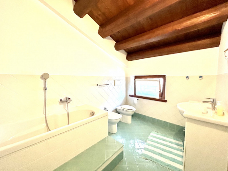 Scopri questa affascinante opportunità nel cuore di Anzano di Cappella Maggiore. 

Questo porzion...