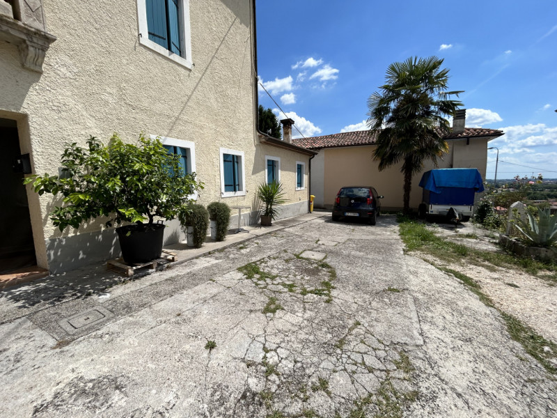 Scopri questa affascinante opportunità nel cuore di Anzano di Cappella Maggiore. 

Questo porzion...