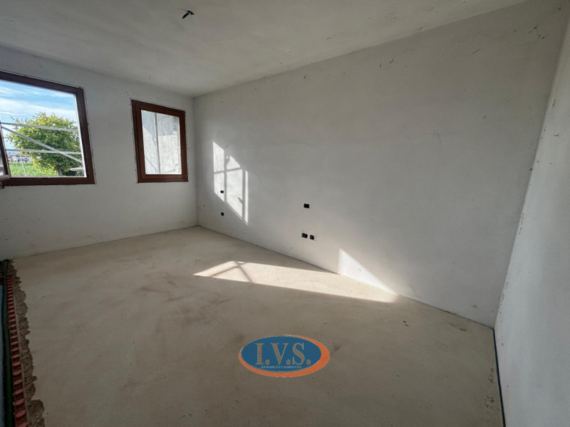 Scopri queste affascinanti porzioni di case a schiera o porzioni di bifamiliari situate a due pas...