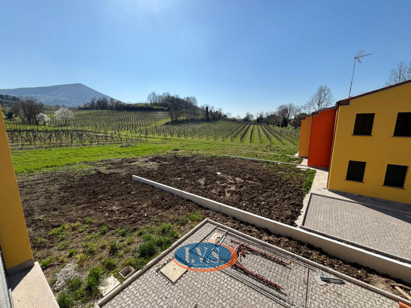 Scopri queste affascinanti porzioni di case a schiera o porzioni di bifamiliari situate a due pas...