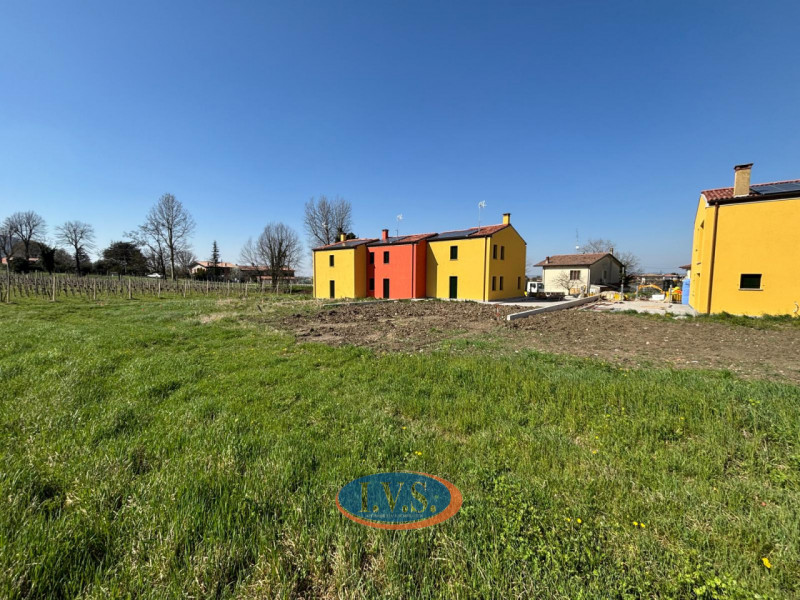 Scopri queste affascinanti porzioni di case a schiera o porzioni di bifamiliari situate a due pas...