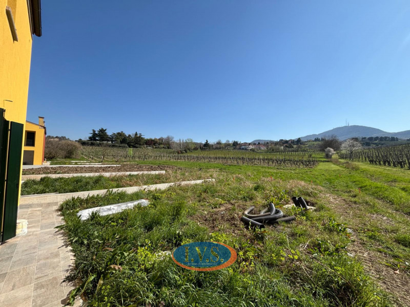 Scopri queste affascinanti porzioni di case a schiera o porzioni di bifamiliari situate a due pas...