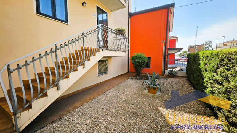 CAMPODARSEGO – fraz. SANT’ ANDREA In centro paese, cosa che permette di raggiungere tutti i servi...