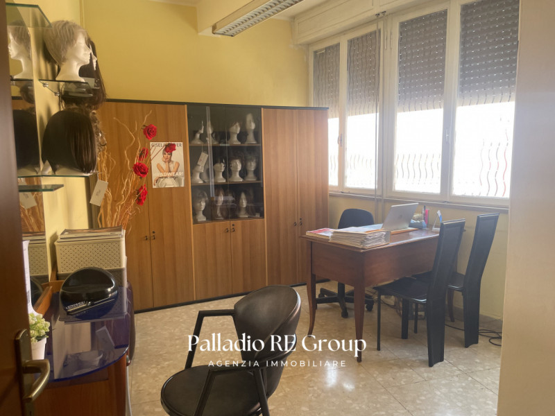 A Vicenza, a pochi passi dal centro e dalle principali vie commerciali, proponiamo la vendita di ...