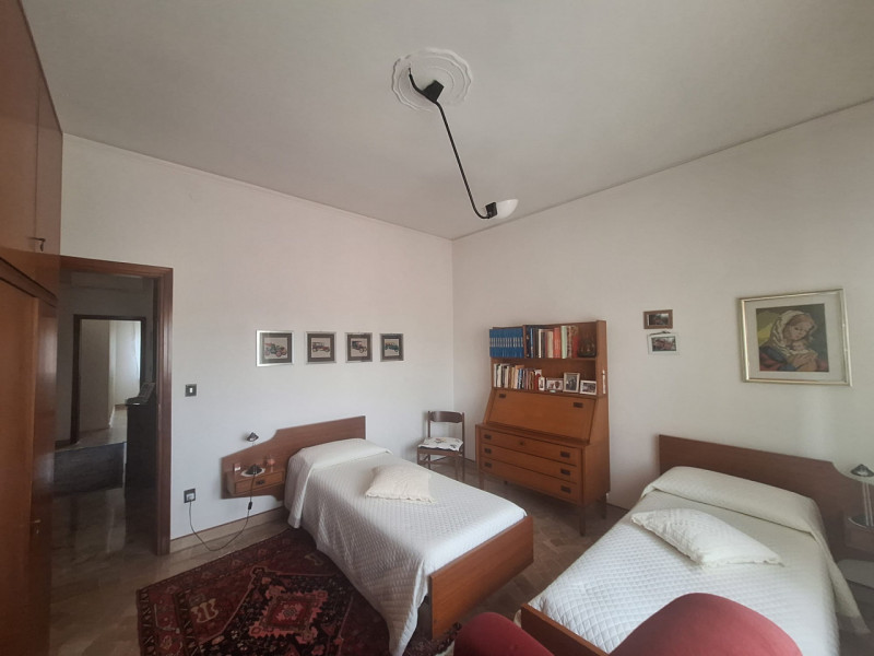 Ti presentiamo questa affascinante bifamiliare situata nel ricercato quartiere di Santa Croce Big...