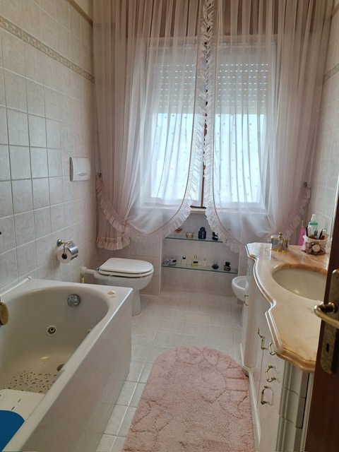 Ti presentiamo questa affascinante bifamiliare situata nel ricercato quartiere di Santa Croce Big...