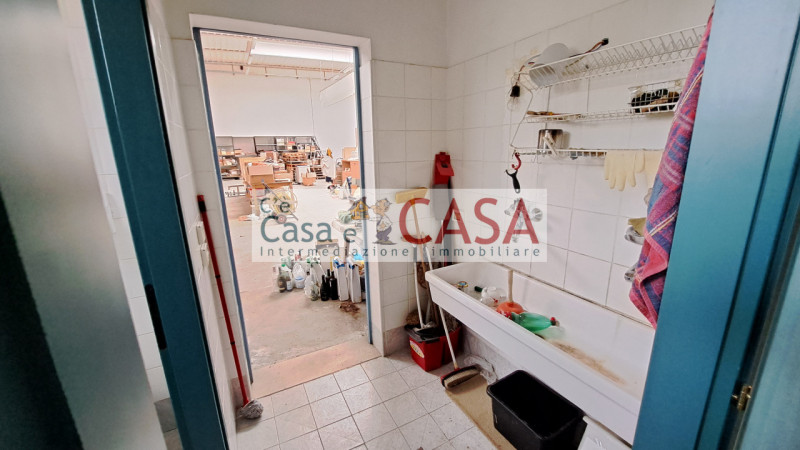 CASELLE: Zona artigianale-commerciale, affittasi porzione di capannone con superficie coperta di ...