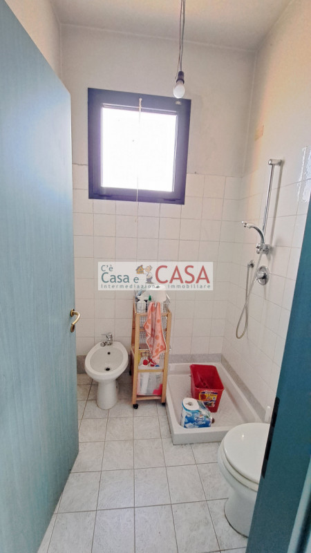 CASELLE: Zona artigianale-commerciale, affittasi porzione di capannone con superficie coperta di ...