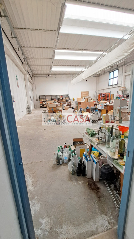 CASELLE: Zona artigianale-commerciale, affittasi porzione di capannone con superficie coperta di ...