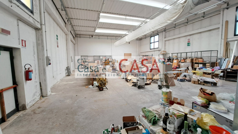 CASELLE: Zona artigianale-commerciale, affittasi porzione di capannone con superficie coperta di ...