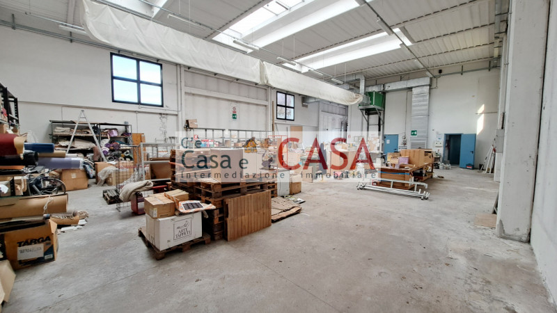CASELLE: Zona artigianale-commerciale, affittasi porzione di capannone con superficie coperta di ...