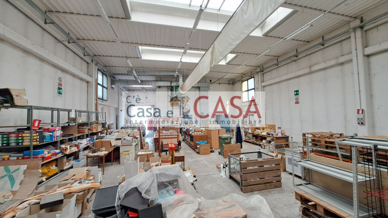 CASELLE: Zona artigianale-commerciale, affittasi porzione di capannone con superficie coperta di ...