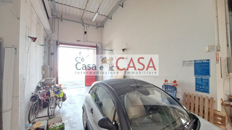 CASELLE: Zona artigianale-commerciale, affittasi porzione di capannone con superficie coperta di ...