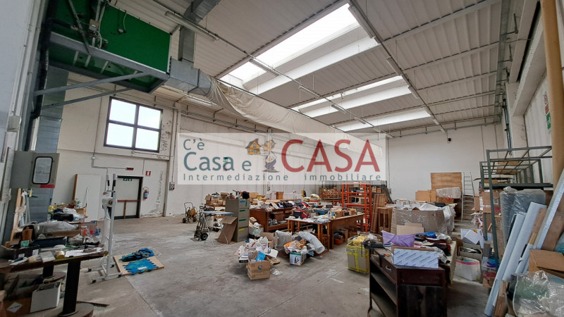CASELLE: Zona artigianale-commerciale, affittasi porzione di capannone con superficie coperta di ...