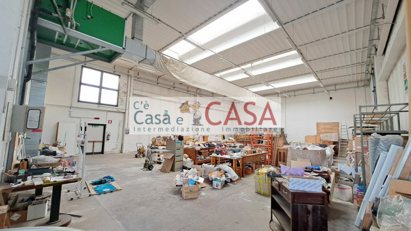 CASELLE: Zona artigianale-commerciale, affittasi porzione di capannone con superficie coperta di ...