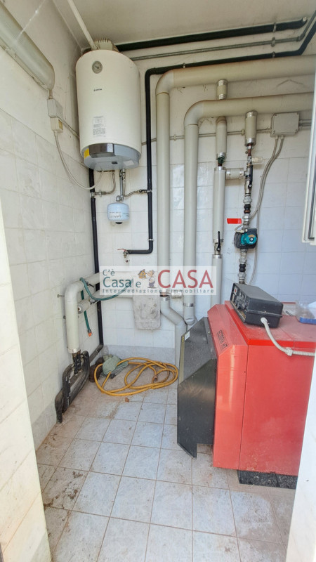 CASELLE: Zona artigianale-commerciale, affittasi porzione di capannone con superficie coperta di ...