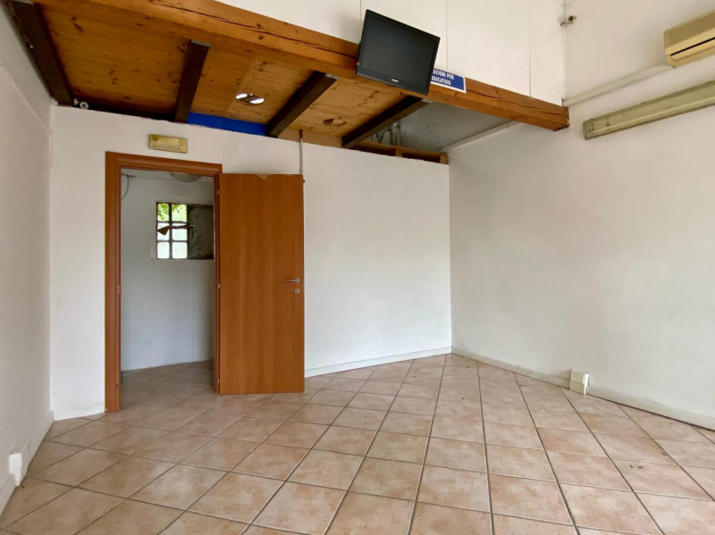 Proponiamo in vendita, in una tranquilla zona residenziale ben servita, un interessante negozio d...