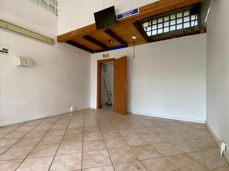 Proponiamo in vendita, in una tranquilla zona residenziale ben servita, un interessante negozio d...