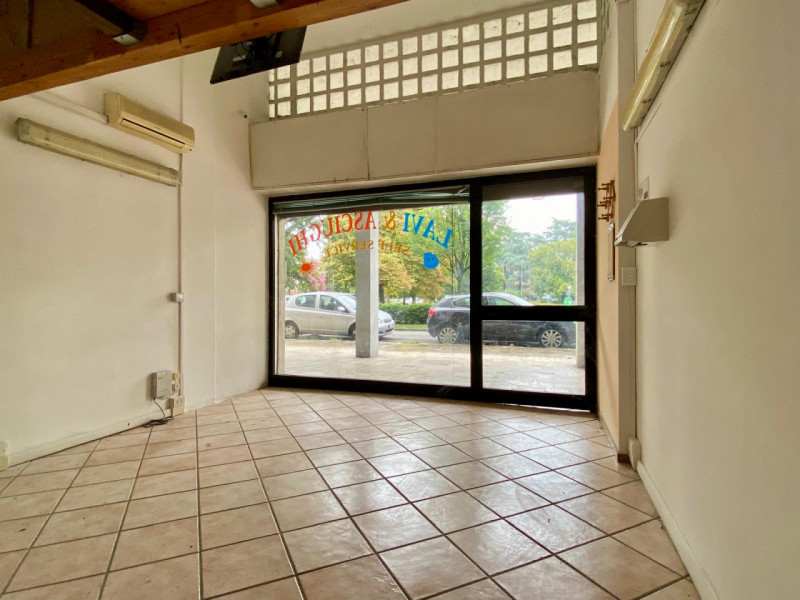 Proponiamo in vendita, in una tranquilla zona residenziale ben servita, un interessante negozio d...