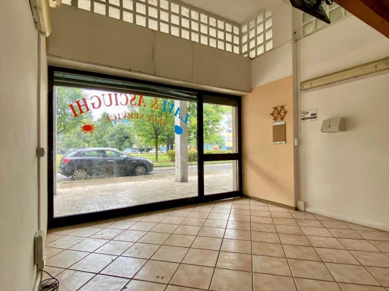 Proponiamo in vendita, in una tranquilla zona residenziale ben servita, un interessante negozio d...