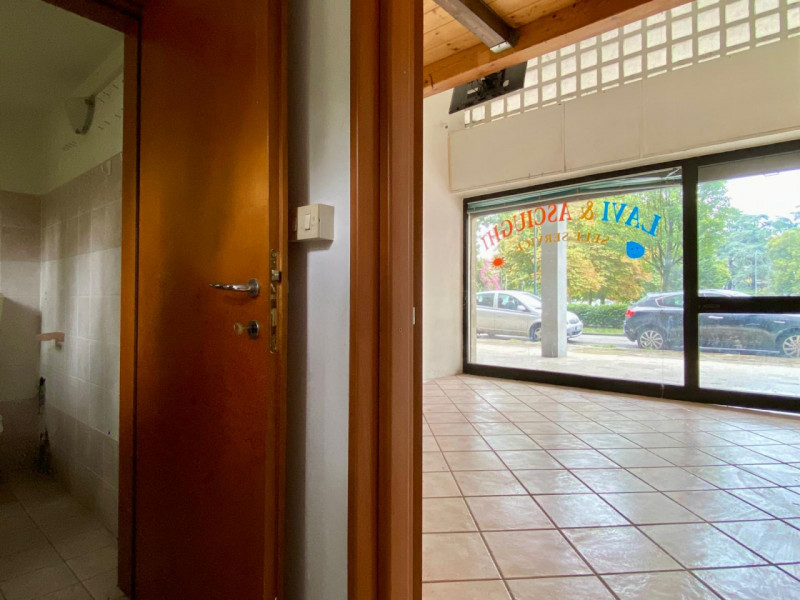 Proponiamo in vendita, in una tranquilla zona residenziale ben servita, un interessante negozio d...