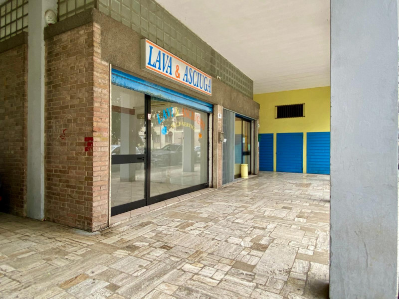 Proponiamo in vendita, in una tranquilla zona residenziale ben servita, un interessante negozio d...