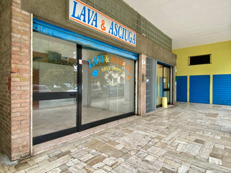 Proponiamo in vendita, in una tranquilla zona residenziale ben servita, un interessante negozio d...