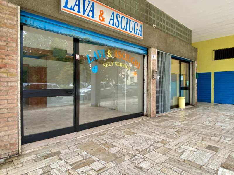 Proponiamo in vendita, in una tranquilla zona residenziale ben servita, un interessante negozio d...