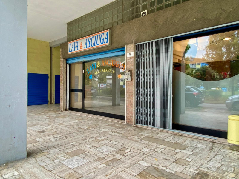 Proponiamo in vendita, in una tranquilla zona residenziale ben servita, un interessante negozio d...