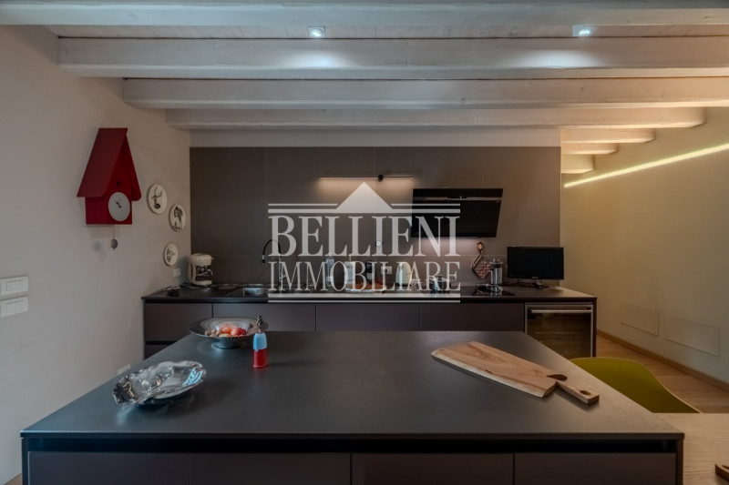 ZONA BERTESINA - proponiamo in vendita affascinante rustico immerso nel verde ma allo stesso temp...