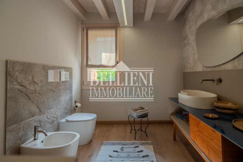 ZONA BERTESINA - proponiamo in vendita affascinante rustico immerso nel verde ma allo stesso temp...