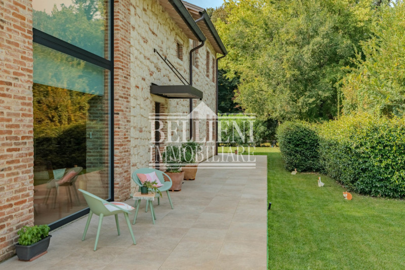 ZONA BERTESINA - proponiamo in vendita affascinante rustico immerso nel verde ma allo stesso temp...