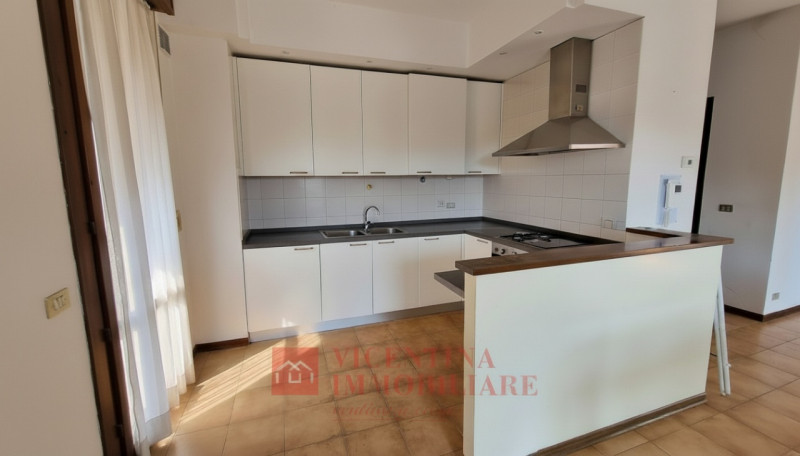 ALTAVILLA VICENTINA: Situato nel cuore pulsante di Altavilla Vicentina, questo spazioso appartame...