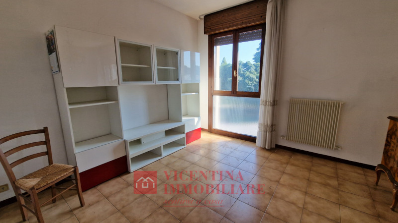 ALTAVILLA VICENTINA: Situato nel cuore pulsante di Altavilla Vicentina, questo spazioso appartame...