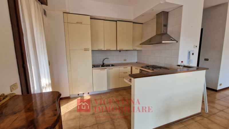 ALTAVILLA VICENTINA: Situato nel cuore pulsante di Altavilla Vicentina, questo spazioso appartame...