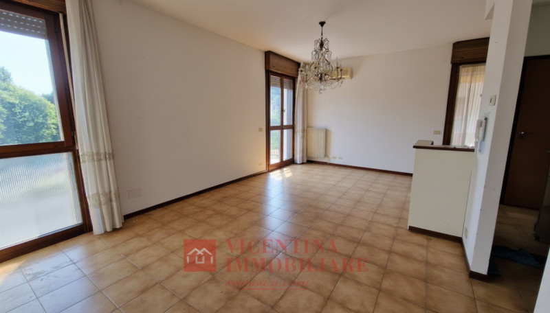 ALTAVILLA VICENTINA: Situato nel cuore pulsante di Altavilla Vicentina, questo spazioso appartame...