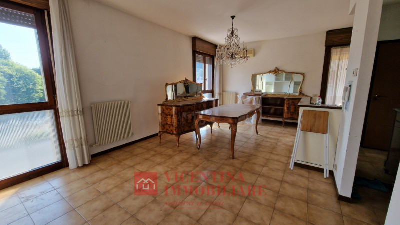 ALTAVILLA VICENTINA: Situato nel cuore pulsante di Altavilla Vicentina, questo spazioso appartame...