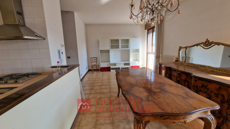 ALTAVILLA VICENTINA: Situato nel cuore pulsante di Altavilla Vicentina, questo spazioso appartame...