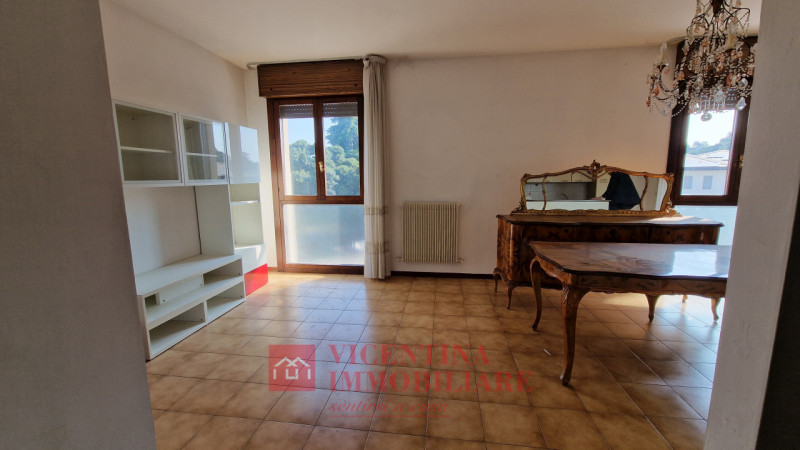 ALTAVILLA VICENTINA: Situato nel cuore pulsante di Altavilla Vicentina, questo spazioso appartame...