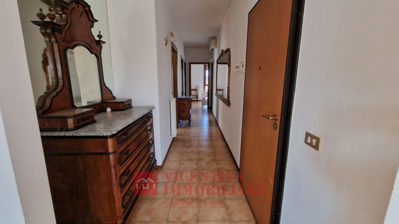 ALTAVILLA VICENTINA: Situato nel cuore pulsante di Altavilla Vicentina, questo spazioso appartame...