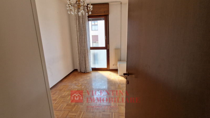 ALTAVILLA VICENTINA: Situato nel cuore pulsante di Altavilla Vicentina, questo spazioso appartame...