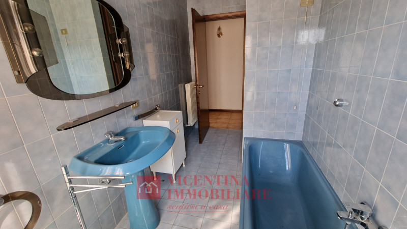 ALTAVILLA VICENTINA: Situato nel cuore pulsante di Altavilla Vicentina, questo spazioso appartame...