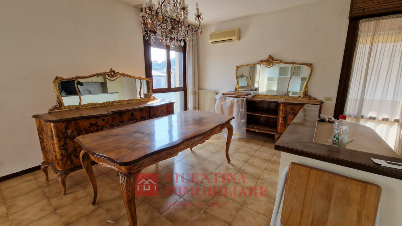 ALTAVILLA VICENTINA: Situato nel cuore pulsante di Altavilla Vicentina, questo spazioso appartame...