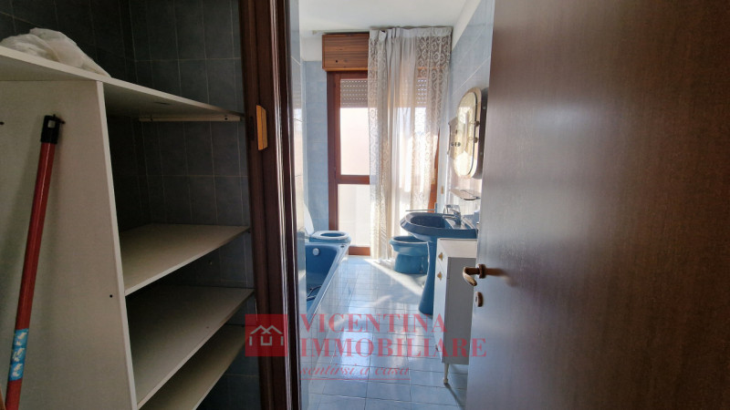 ALTAVILLA VICENTINA: Situato nel cuore pulsante di Altavilla Vicentina, questo spazioso appartame...