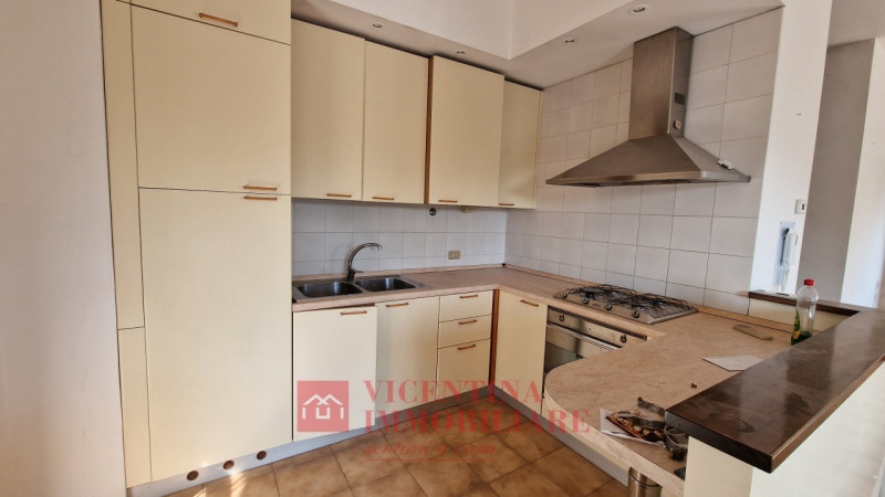 ALTAVILLA VICENTINA: Situato nel cuore pulsante di Altavilla Vicentina, questo spazioso appartame...