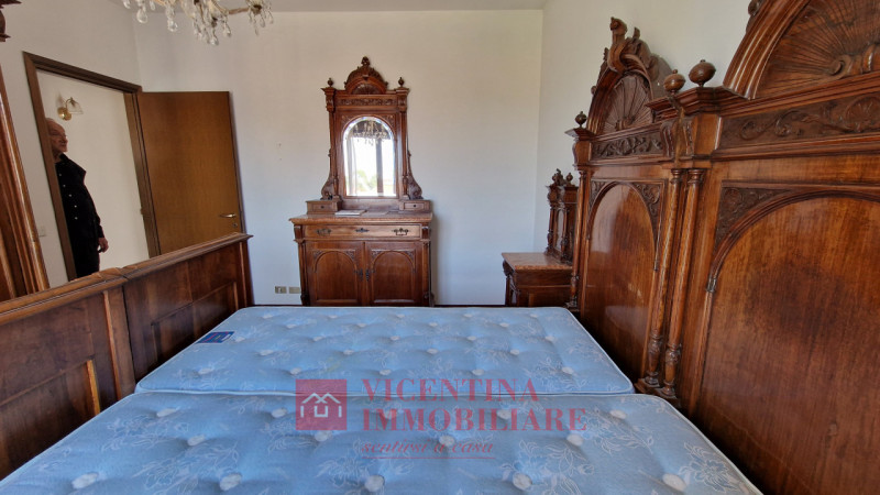 ALTAVILLA VICENTINA: Situato nel cuore pulsante di Altavilla Vicentina, questo spazioso appartame...