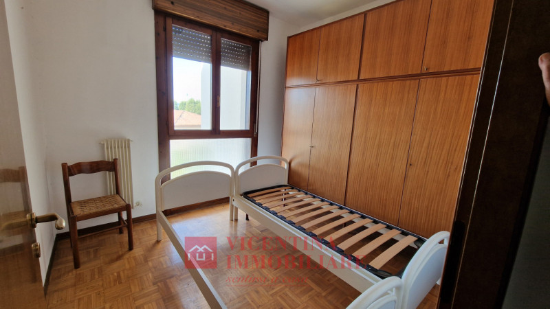 ALTAVILLA VICENTINA: Situato nel cuore pulsante di Altavilla Vicentina, questo spazioso appartame...