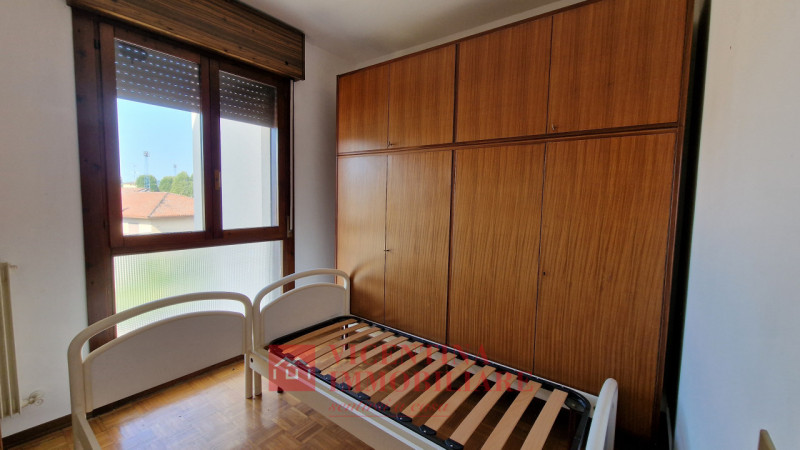 ALTAVILLA VICENTINA: Situato nel cuore pulsante di Altavilla Vicentina, questo spazioso appartame...