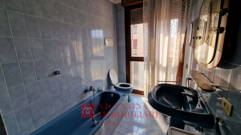 ALTAVILLA VICENTINA: Situato nel cuore pulsante di Altavilla Vicentina, questo spazioso appartame...