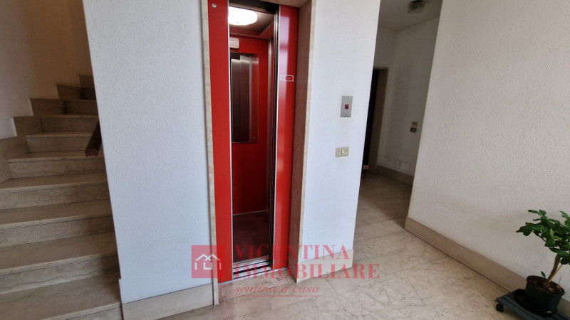 ALTAVILLA VICENTINA: Situato nel cuore pulsante di Altavilla Vicentina, questo spazioso appartame...